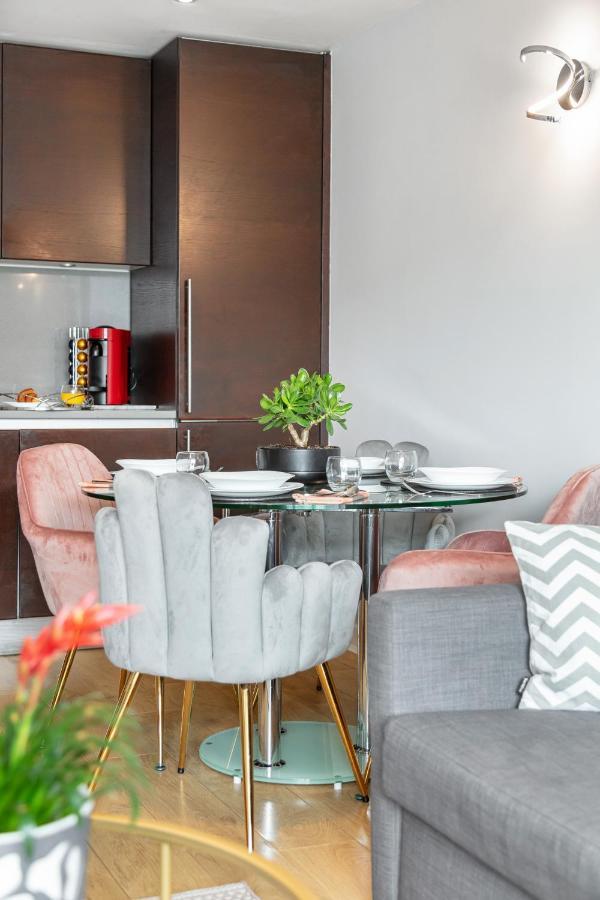 Stunning Apartment With Underground Parking! ลอนดอน ภายนอก รูปภาพ