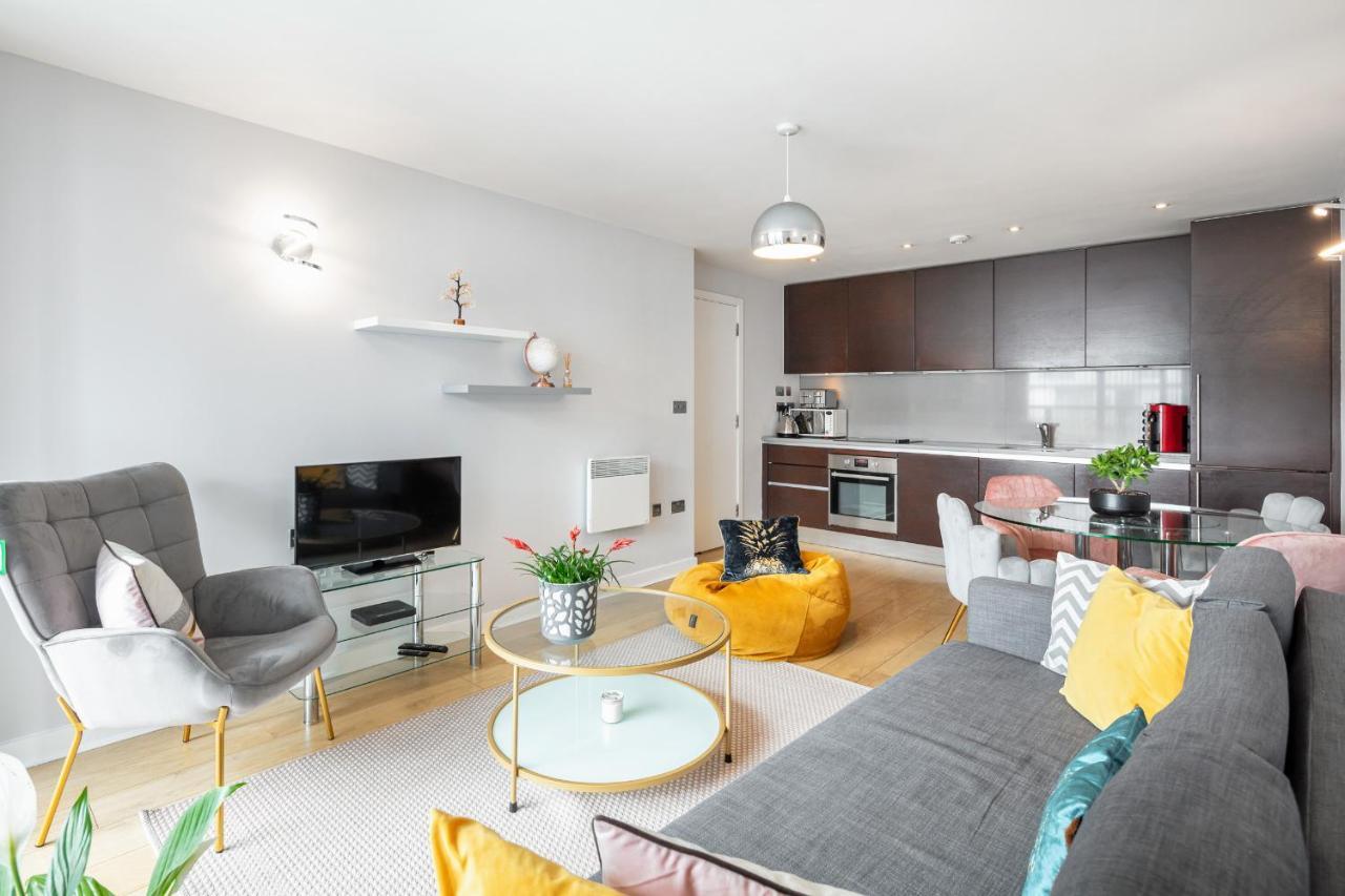 Stunning Apartment With Underground Parking! ลอนดอน ภายนอก รูปภาพ