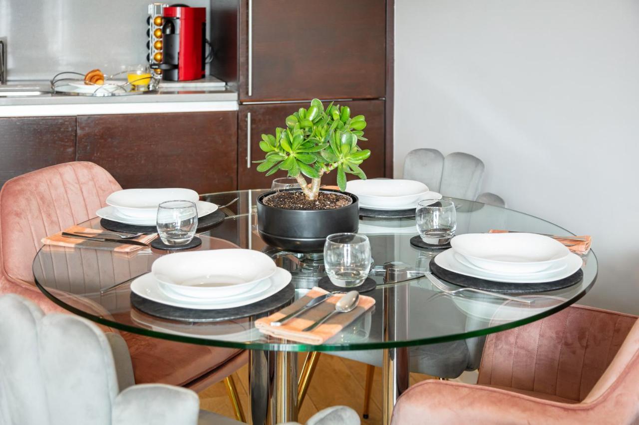 Stunning Apartment With Underground Parking! ลอนดอน ภายนอก รูปภาพ
