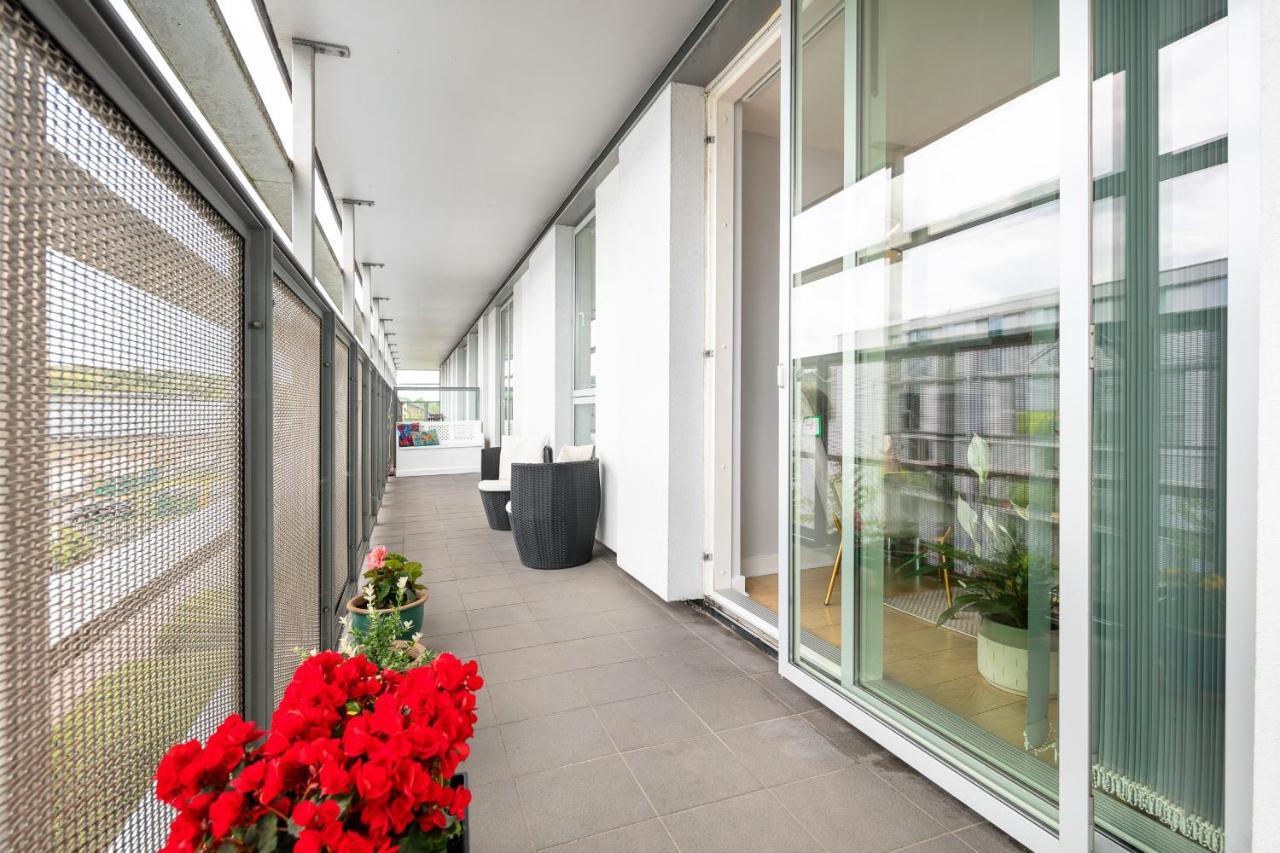 Stunning Apartment With Underground Parking! ลอนดอน ภายนอก รูปภาพ